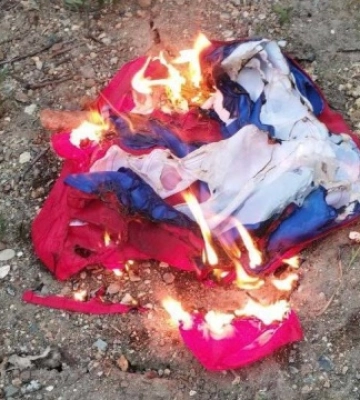 У Сімферополі активісти зривають з «виборчих дільниць» і спалюють російські прапори