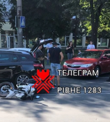 Авто стоять, на дорозі - термосумка. У Рівному знову сталася ДТП з мотоциклістом
