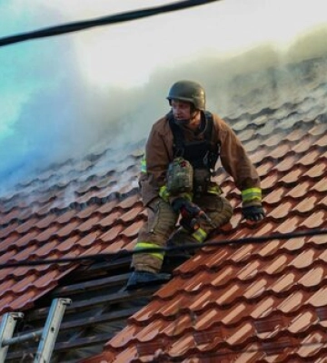 Ранковий удар по Херсону: спалахнула пожежа у двоповерхівці. ФОТОрепортаж