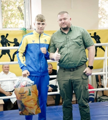 У Полтаві провели чемпіонат області із боксу, а міська ДЮСШ отримала боксерську рукавицю Олександра Усика