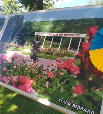 У столичному парку "Наталка" висадили троянди на честь дня міста-фортеці Бахмута. Фото