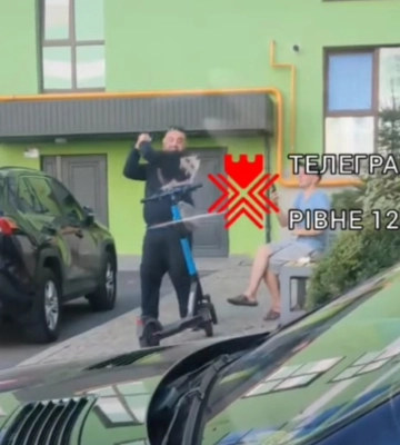 Чоловік у Рівному бив молотком по електросамокату