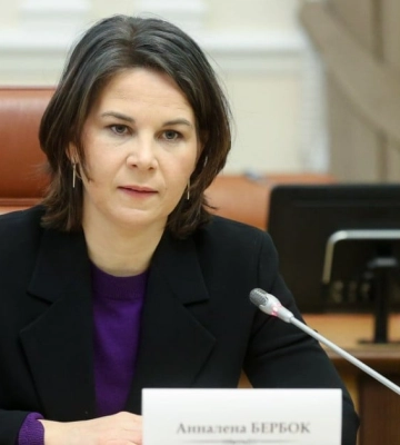 Голова МЗС Німеччини Бербок прибула з неоголошеним візитом до Києва