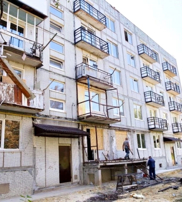 У Чугуєві завершують відновлювати 2 зруйновані ворогом багатоповерхівки 