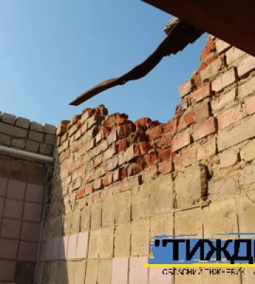 Пристарілих сестер з Тростянця з розбитого орками дому переселять в модульний будиночок