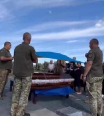 У Сарнах попрощалися з загиблим захисником Максимом Лобачем