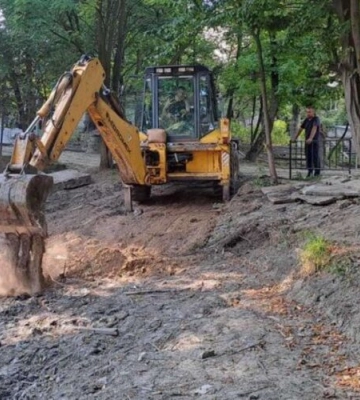 У Львові на вул. Тернопільський уперше чистять ставок: що там буде (відео)
