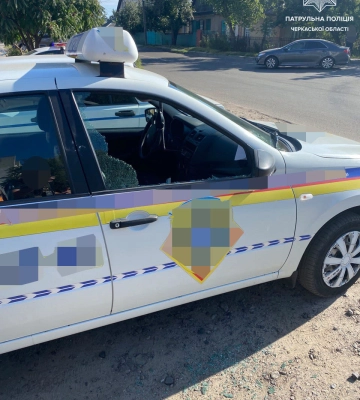 У Черкасах чоловік вибив скло у службовій автівці заради наживи