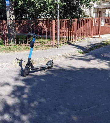 У Рівному підлітки наїхали на самокаті на дитину. Їх розшукує поліція