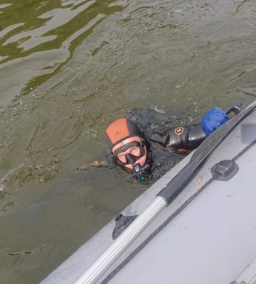 Волинські водолази підняли зі Стиру тіло чоловіка, якого шукали відучора