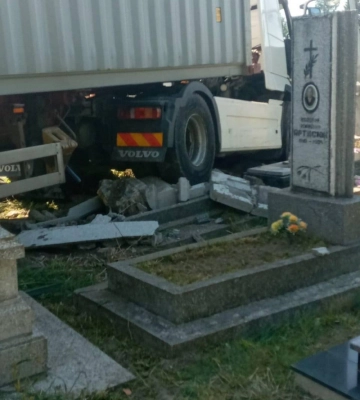 Пошкоджено огорожу та кілька могил: наслідки аварії на волинському кладовищі