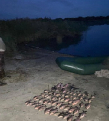 В Криворожском районе обнаружили нарушителей, ловивших рыбу с лодки сетками