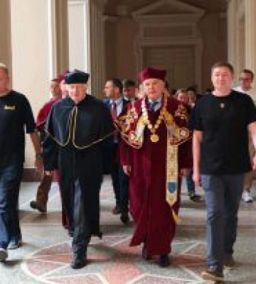 Борису Джонсону пасує мантія почесного доктора Львівського національного університету