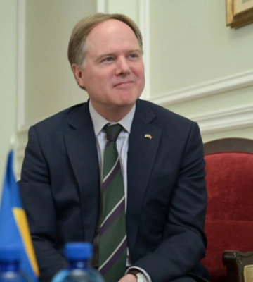 В Украине начинает работу новоназначенный посол Британии: что известно
