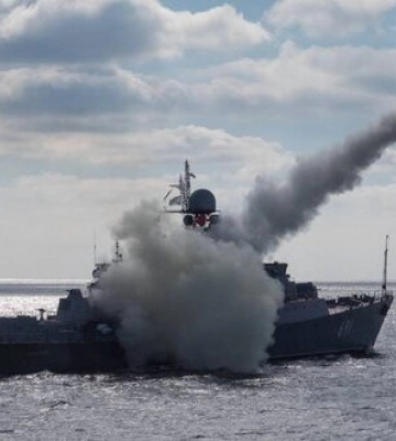 Росія цілилася ракетами у цивільне судно у Одеському порту, - Сунак