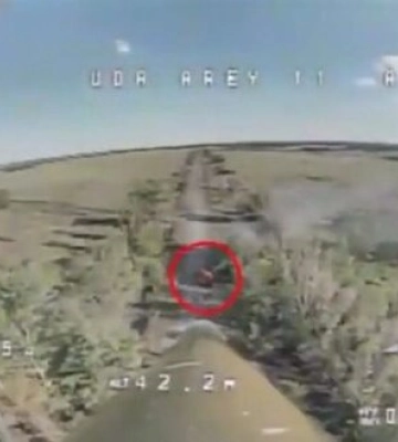 Бійці підрозділу &quot;АРЕЙ&quot; FPV-дроном знищили ворожу бойову машину на Донеччині. ВIДЕО