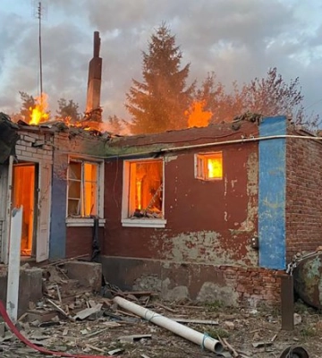 ДСНС ліквідували пожежу в Вовчанську, спричинену ворожими обстрілами (Фото)
