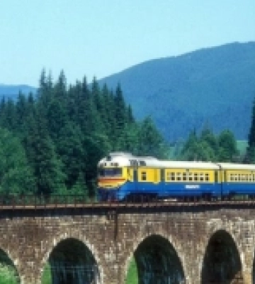 Укрзалізниця змінює маршрути потягів до Рахова