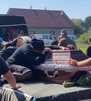 Коровай довелося ділити на кладовищі: на Волині сотні людей попрощалися із 25-річним Героєм Олександром Мельником