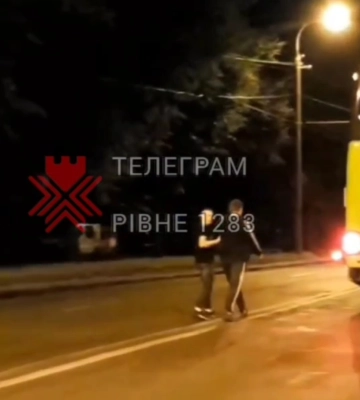 Безсмертні? Двоє хлопців гуляли Рівним по розмітці - патрульним це не сподобалося (ВІДЕО)