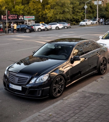 Один из 10: в Киеве заметили очень редкий 800-сильный Mercedes Brabus 