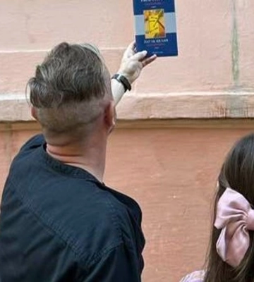 «А хто це з бантіком?». Сергій Жадан заінтригував фото з дівчиною, схожою на Христину Соловій біля будинку Целана у Чернівцях