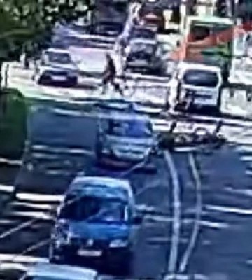 Ефект доміно: показали момент збиття велосипедиста в центрі Луцька (відео)