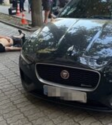 Убийство в Днепре. Девушка погибшего, которая бросалась на патрульных, получила подозрение
