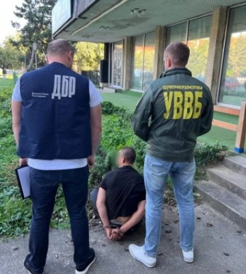На Закарпатті на гарячому затримали прикордонника - переправника