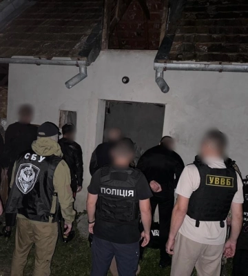 10 тисяч доларів за переправлення до Словаччини: ДБР викрило на Закарпатті нову схему незаконного перетину кордону