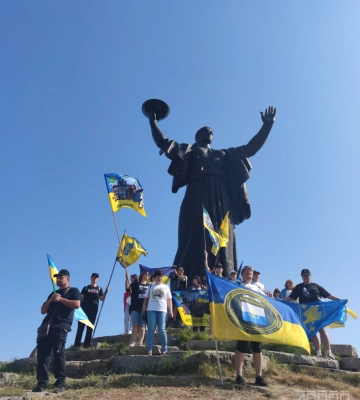 Пішки до Черкас: із Кременчука до Києва йдуть рідні військовополонених