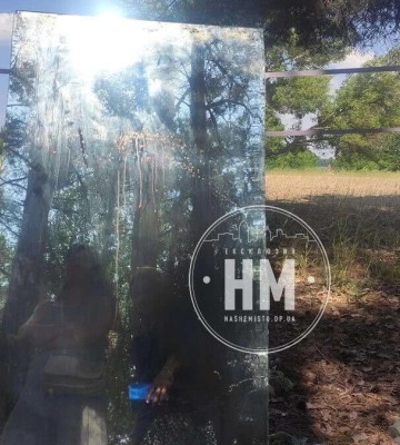 На Монастирському острові у Дніпрі з’явилося загадкове дзеркало з червоними плямами (Фото)