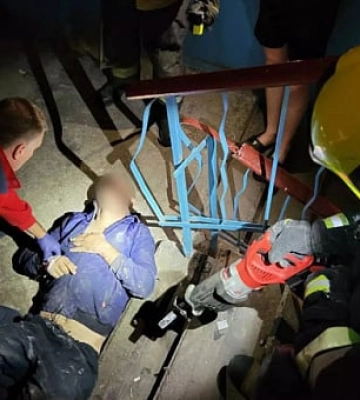 На Дніпропетровщині рятувальники звільнили з пастки голову чоловіка
