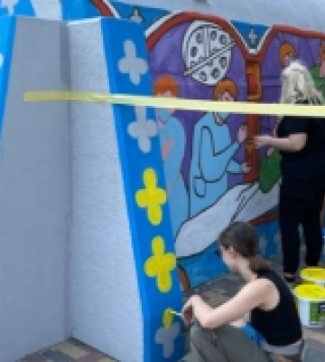 У Херсоні художники розмальовують мобільні бетонні укриття. ФОТО