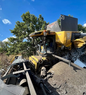 У полі на Харківщині комбайн наїхав на міну: водій дістав поранень 