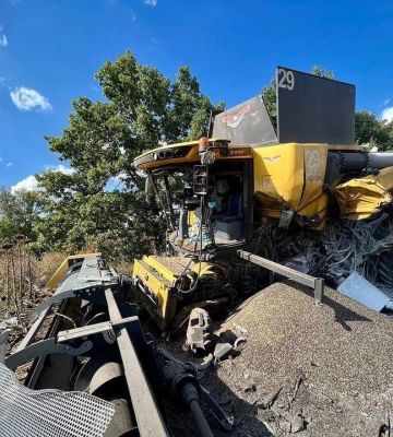 У полі на Харківщині комбайн наїхав на міну: водій дістав поранень 