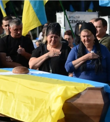 Рівняни на колінах прощалися із загиблим воїном (ФОТО)