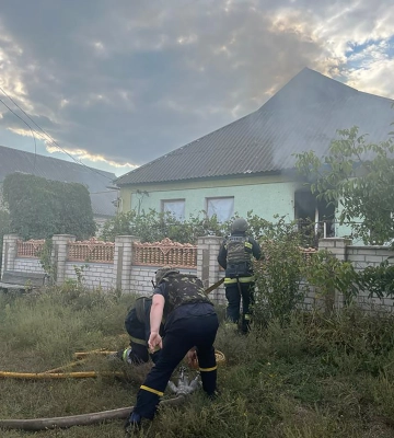 Рятувальники ліквідували 2 пожежі, спричинені обстрілами на Куп’янщині (Фото)