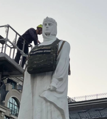 У Києві на пам'ятник княгині Ользі надягли бронежилет