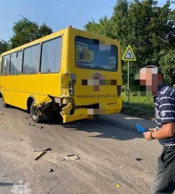 План «Перехоплення» на Львівщині: чоловік викрав мікроавтобус та влетів у маршрутку (ФОТО)