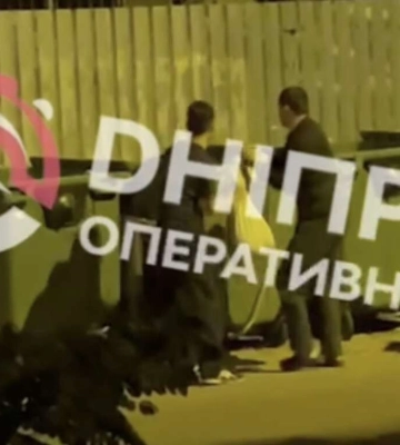 У Дніпрі невідомі збили собаку та викинули його в смітник: відео