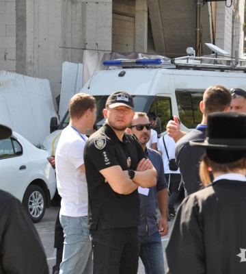 Ізраїльські та українські поліцейські патрулюють у місцях проживання та паломництва хасидів в Умані (ВІДЕО)
