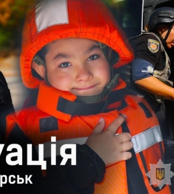 Матір з дитиною та маломобільних пенсіонерів евакуювали поліцейські на Запоріжжі (відео)
