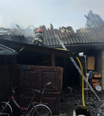 На Львівщині ледь не згоріло три будинки