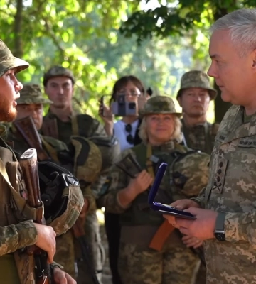 Наєв нагородив бійців, які зі стрілецької зброї збили чотири «Шахеди» над Сумщиною