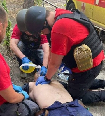 На Волині чоловіка діставали з криниці