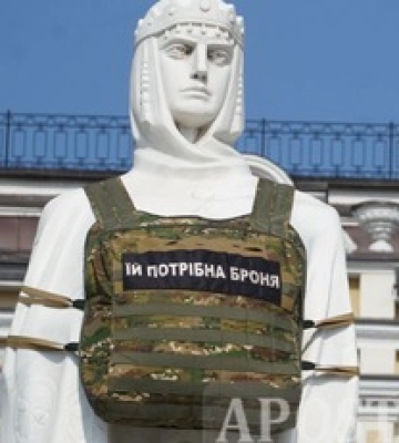 "Їй потрібна броня": фото акції в Києві щодо проблем з жіночою амуніцією у війську