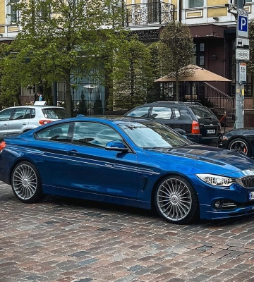 В Киеве заметили редкий тюнингованный спорткар BMW 