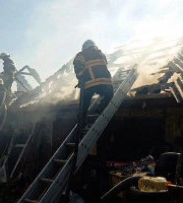 На Київщині при спалюванні сухої трави згорів гараж з автомобілем (фото, відео)