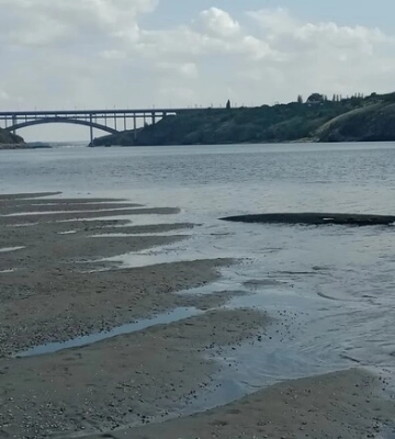 Нова знахідка у Запоріжжі: з Дніпра дістали фрагмент човна, якому до 300 років